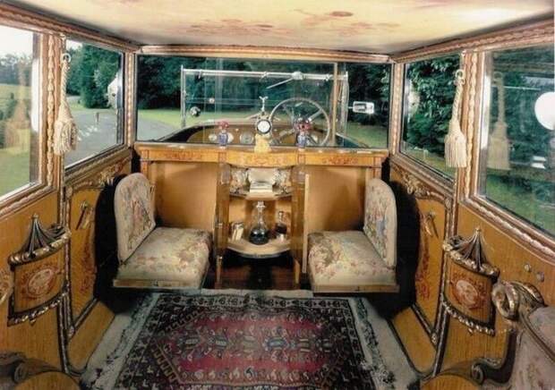 Интерьер Rolls-Royce Phantom I 1926 года, маленького дворца на колесах
