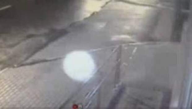 В Нижнем Новгороде блуждающий белый шар попал на камеру видеонаблюдения + Видео
