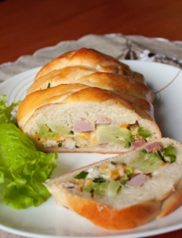 Пирог-плетенка из брокколи и мяса