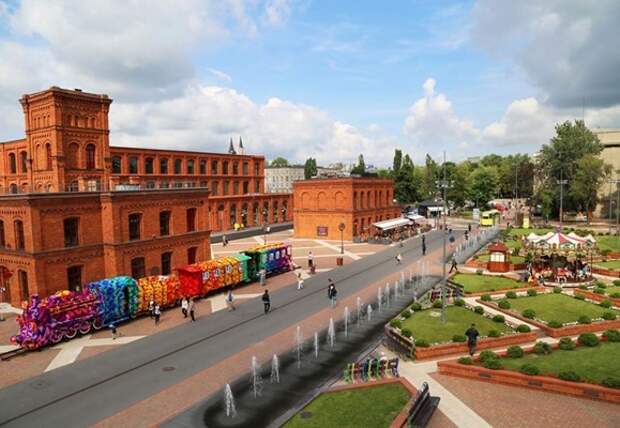 crocheted-locomotive-lodz-poland-by-artist-olek-2