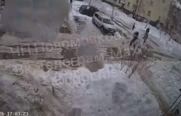 В Тульской области обрушилась снежная лавина с многоэтажки