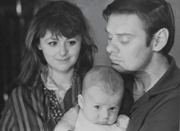 Актриса с мужем и новорожденным сыном | Фото: tele.ru