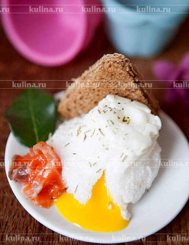 Переложить яйцо на блюдо и подать к столу немедленно с хлебным гренком и ломтиком семги. Приятного аппетита!!!