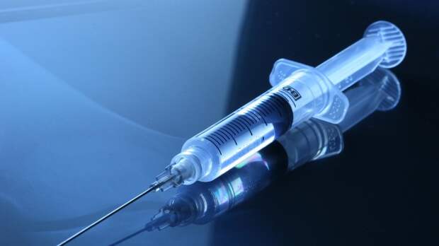 Песков назвал вакцину, которой сделает прививку от коронавируса