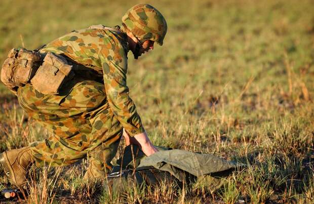 3 RAR PARACHUTE INTO SHOALWATER BAY