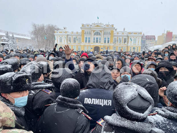 Правительство должно уйти в отставку - какие требования озвучили митингующие в Уральске