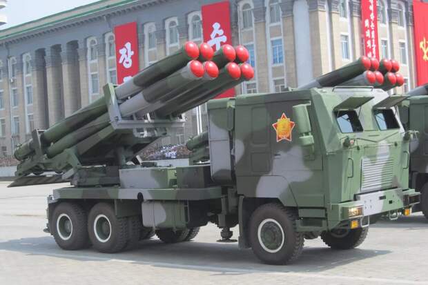 На параде в Пхеньяне. РСЗО KN-09 – 300-мм реактивная артиллерийская установка, оснащённую восемью ракетами, объединёнными в два четырехракетных отсека. Фото: informing.ru