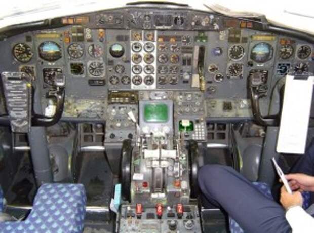 Кабина пилотов в 737-100