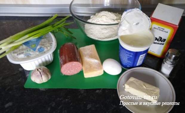 Пирог с творогом, колбасой и сыром