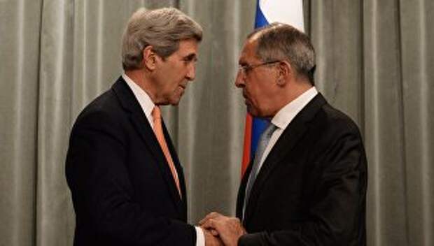 Министр иностранных дел РФ Сергей Лавров (справа) и государственный секретарь США Джон Керри на встрече в Москве. Архивное фото