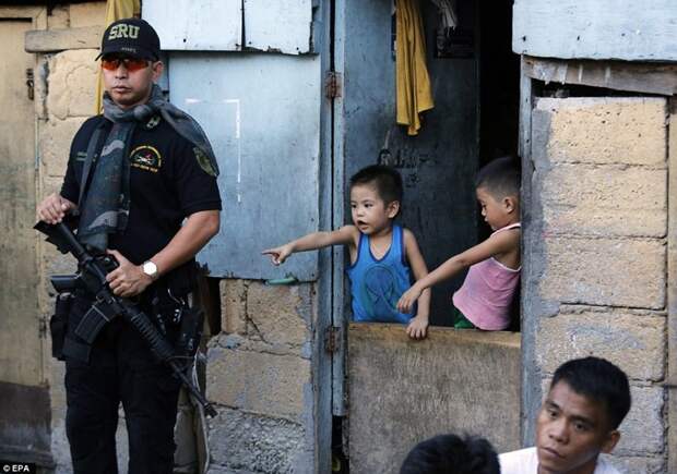 Вооруженный полицейский патруль в манильских трущобах  дутерте, филиппины против наркотиков