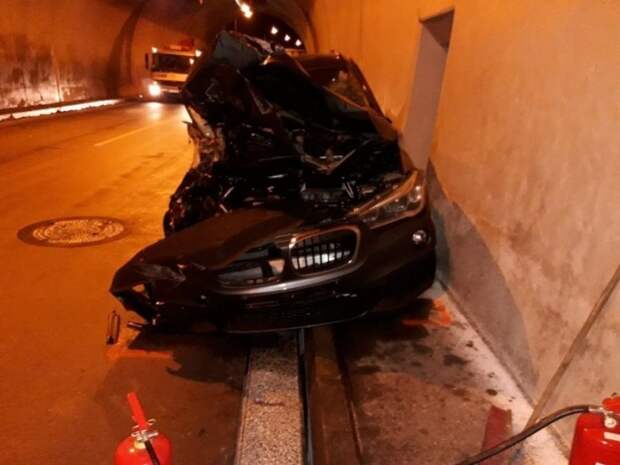 В Словакии водитель совершил эффектный пируэт и даже не пострадал bmw, авария, авто, авто авария, видео, дтп, прыжок, тоннель