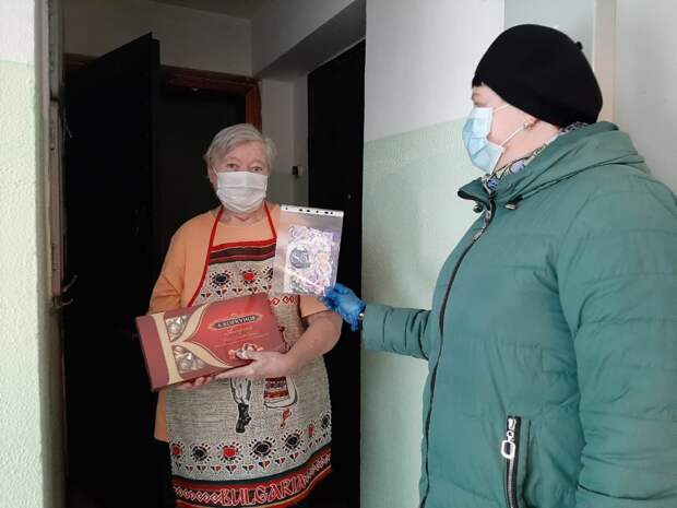 Поздравление Альбины Солуяновой с юбилеем. Фото: ГБУ ТЦСО "Кузьминки"
