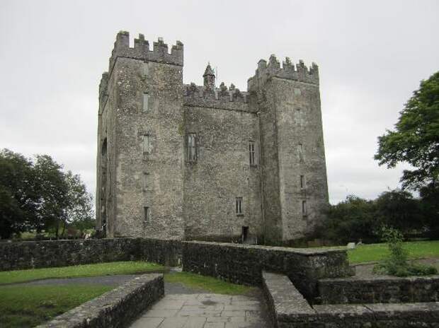 https://media-cdn.tripadvisor.com/media/photo-s/01/eb/89/fc/bunratty-castle.jpg