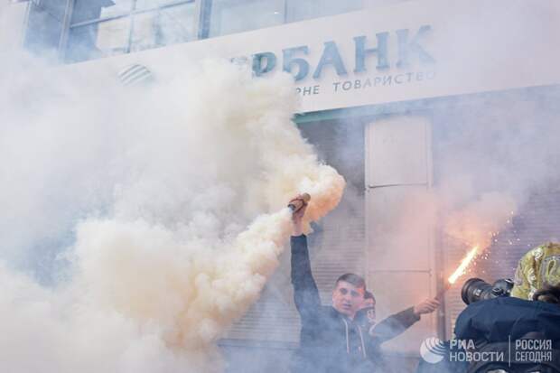 Участники акции у входа в центральное отделение дочернего предприятия Сбербанка России в Киеве. 13 марта 2017