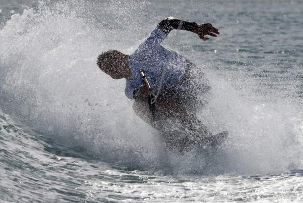 Россиянин 20 часов дрейфовал в океане без сознания на доске от серфинга