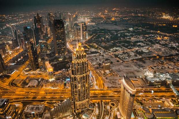 В Дубае небоскреб Бурдж-Халифа подсветили в цвета флага РФ