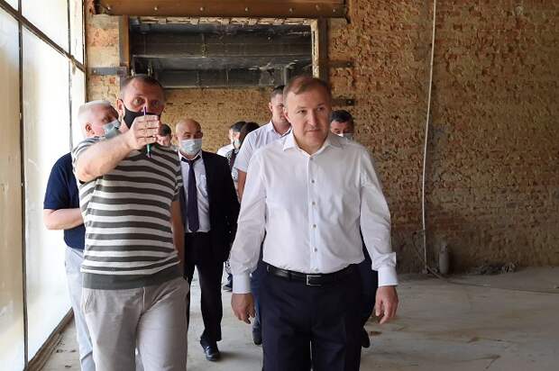 Глава республики ознакомился с ходом капремонта гостиницы «Адыгея»