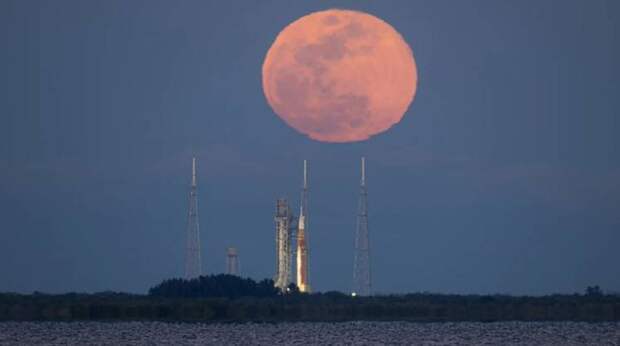 Илон Маск отдыхает. Американцы полетели к Луне