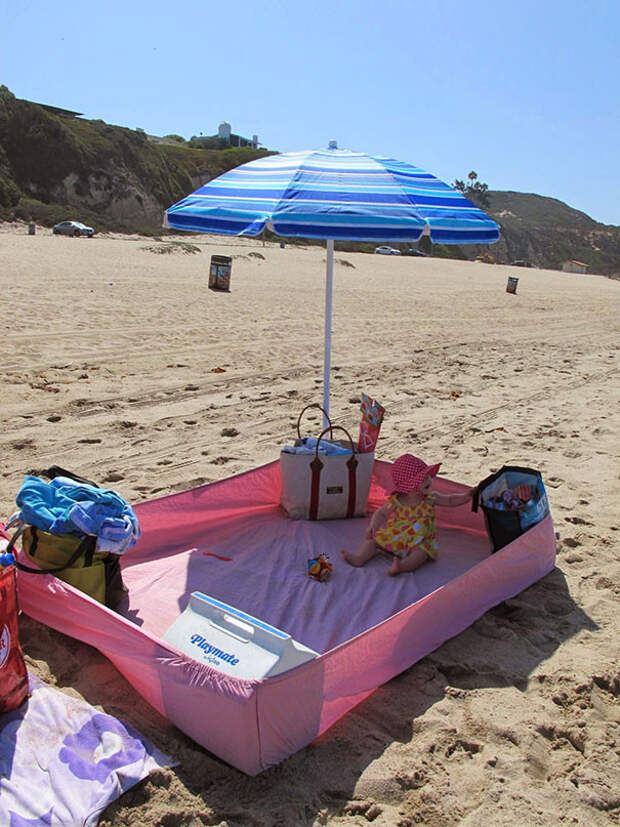 Простыня на резинке - лучшая подстилка для пляжа! На ней ребенок точно не наестся песка! воспитание, дети, советы, хитрости