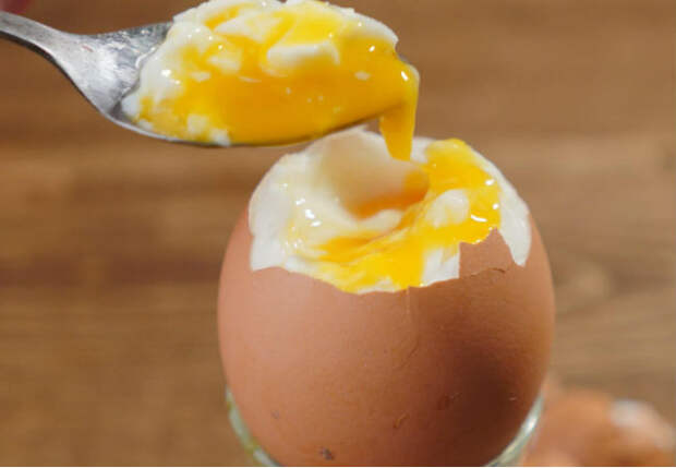 Варим яйца оставляя внутри все витамины: нагреваем кипяток и сразу выключаем