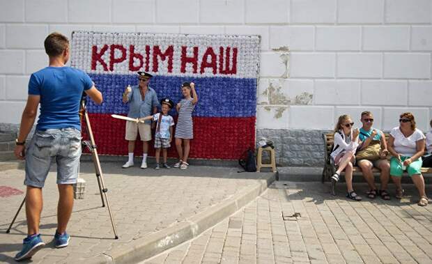 Гости Севастополя фотографируются на набережной города в рамках патриотической акции "Бесплатное фото"