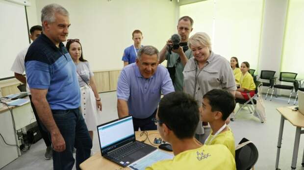 Сергей Аксёнов и Рустам Минниханов посетили молодежный центр «Сэлэт – Ак Барс»
