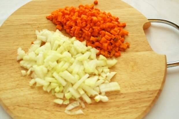 Лук и морковь порезать мелкими кубиками.