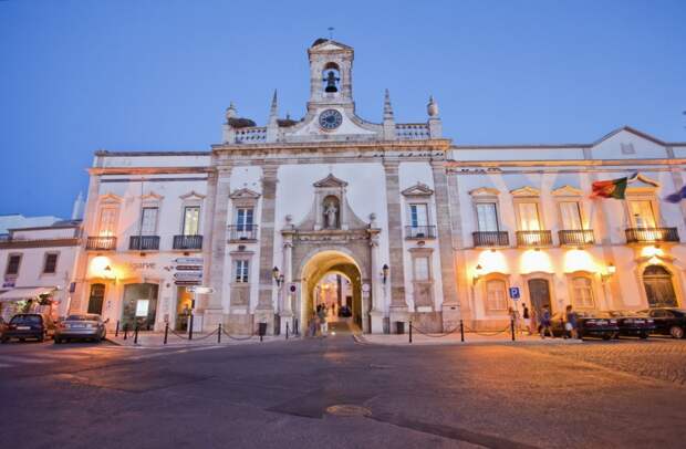 Фото достопримечательностей Португалии: Арку Arco da Vila, была построена в 1812 году и носит гордый статус центральных ворот Старого Города Фаро