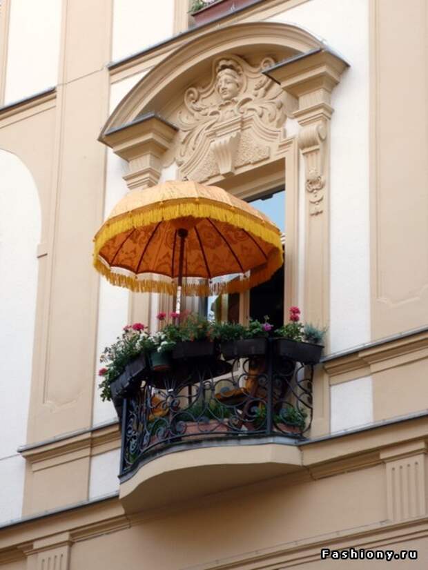 Кто-то укрывается под необычным пляжным зонтиком...