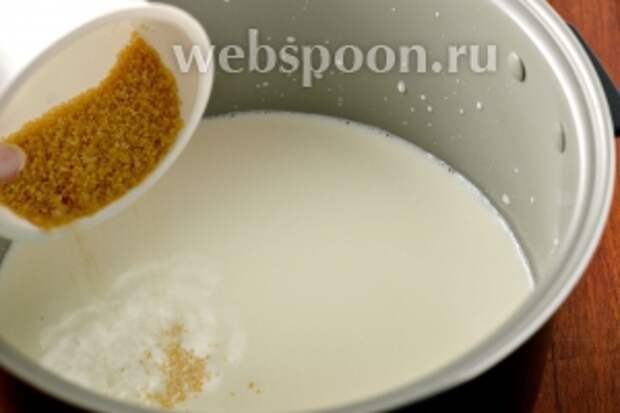 Наливаем в чашу мультиварки молоко, всыпаем соль и сахар, кладём палочку корицы.