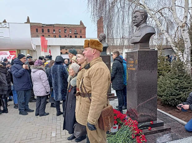 Фронтовики встают на колени: в Волгограде установили бюсты Сталина, Жукова и Василевского