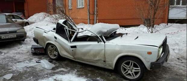 В Бийске упавший с крыши лед раздавил автомобиль ВАЗ В Бийске упавший с крыши лед раздавил автомобиль ВАЗ Бийск, весна