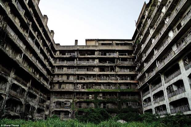Многоэтажный дом на острове-скале Хасима заброшенные здания, заброшенные места, развалины, руины, фотограф, фотокнига, япония