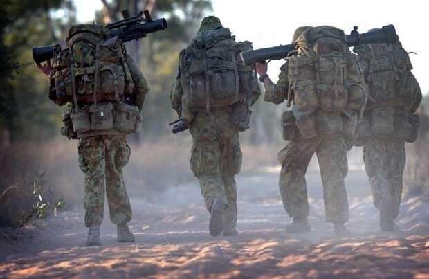 3 RAR PARACHUTE INTO SHOALWATER BAY