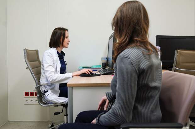 Путин поручил снизить бюрократическую нагрузку на врачей и педагогов