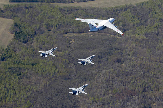 Тяжелый военно-транспортный самолет Ил-76МД и фронтовые бомбардировщики Су-24