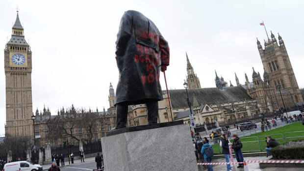 Памятник Черчиллю в Лондоне разрисовали антиизраильскими лозунгами