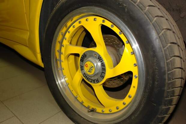 Концепт кар выставленный на выставке МИМС-96 назывался «Жёлтая Акула». На концепт-каре устанавливались оригинальные колесные диски фирмы Slik, желтого цвета. 21106, ваз, лада