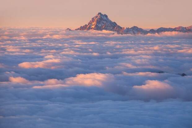 Из-за облаков выглядывает Монте-Визо (3841 метр) - высочайшая вершина Котских Альп горы, красиво, небо, облака, природа, творчество, фото, фотограф