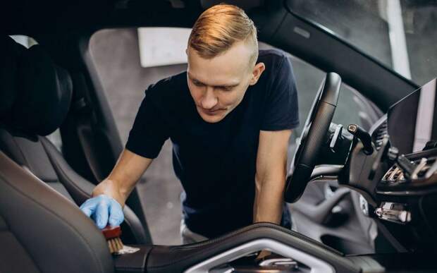 Почему нужно побыстрее убрать следы реагентов в салоне: ответ эксперта