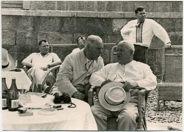 Никита Хрущев и Климент Ворошилов на отдыхе в Крыму. На заднем плане слева – секретарь ЦК КПСС Алексей Кириченко. 1960-е