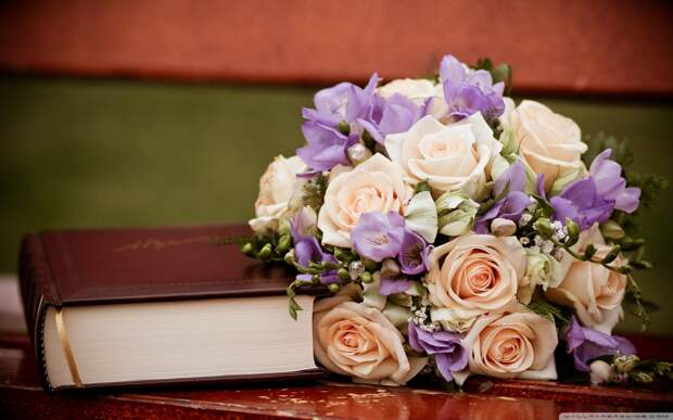 roses_bouquet_and_a_book-wallpaper-1280x800