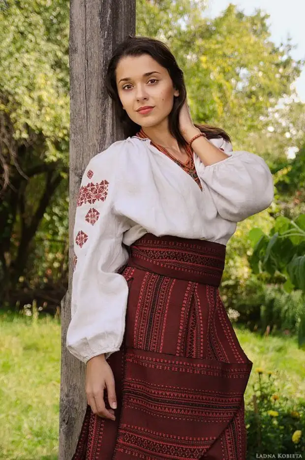 Девушки в славянской одежде
