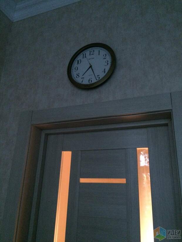 Над дверью повесили часы