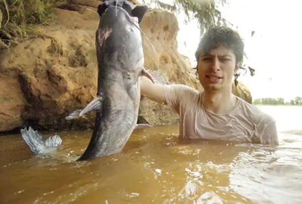 Рыбу голыми руками. Рыбалка голыми руками. Нудлинг. Вид рыбалки голыми руками. Примитивная рыбалка в Камбодже.