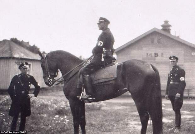 Нацистские офицеры (свастика всегда носилась на левом рукаве) адольф гитлер, гитлер, исторические фотографии, ретрофото, фотоальбом