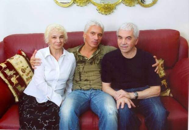 Дмитрий Хворостовский (в центре) с родителями. Фото: facebook.com/D.H.myidol