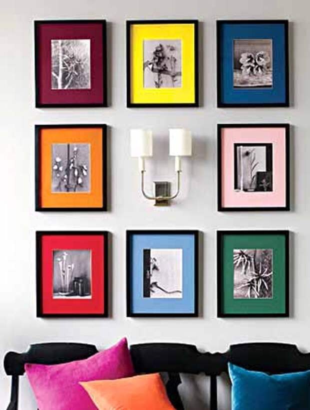 цветные рамки для фотографий добавляют цветовой акцент в интерьер комнаты