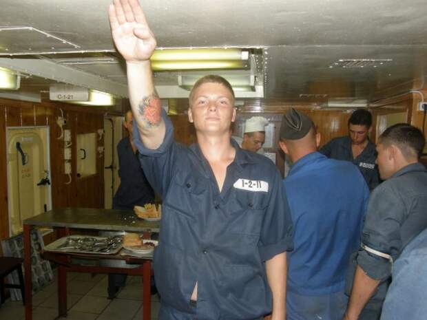 Зигующая алкашня флагмана ВМС Украины фрегата «Гетман Сагайдачный». Вглядитесь в эти лица